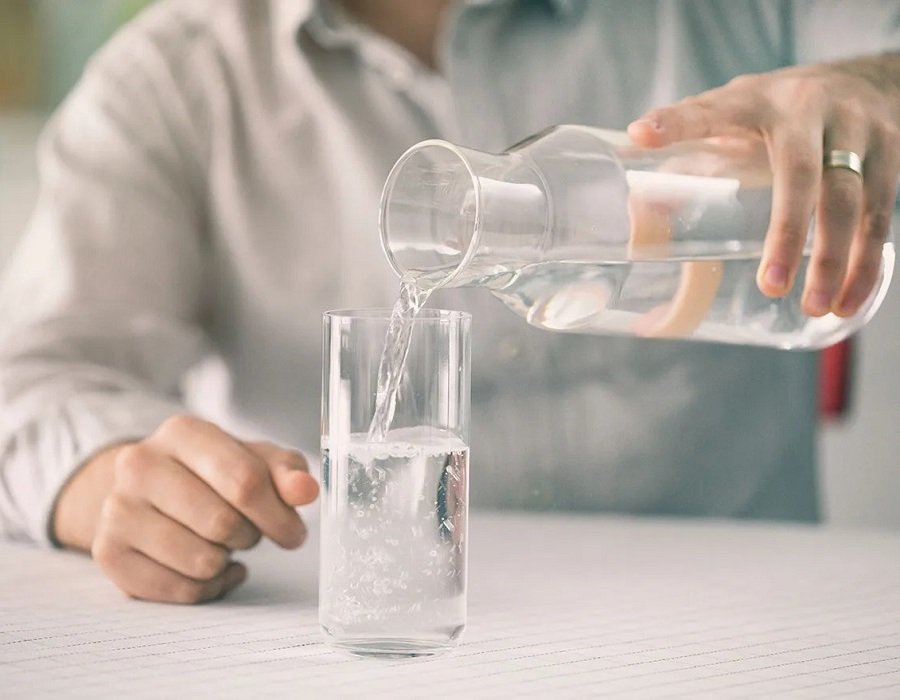 Destruction of chlorine, ozone and other oxidants in drinking water